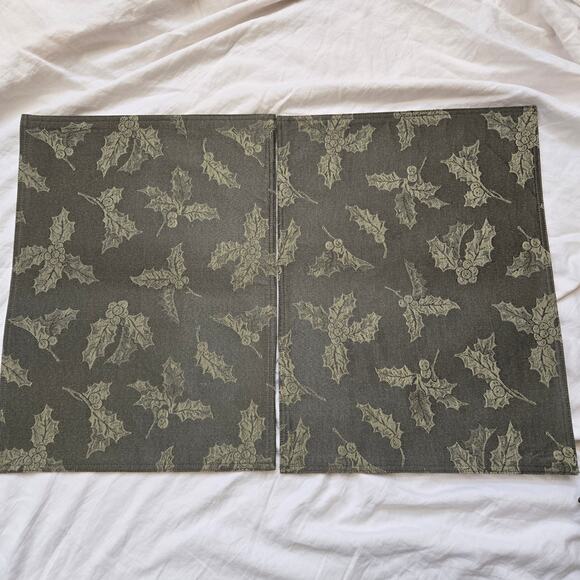 Holly Berry Set of 4 Placemat/Napkin w Gold/Silver Tone Jingle Bell Napkin Rings - Picture 2 of 16